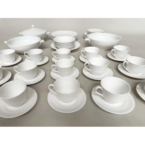 143 - DINNER SERVICE, English Fine Bone China, Royal Worcester, white, 'Mansard' with six place settings, ... 