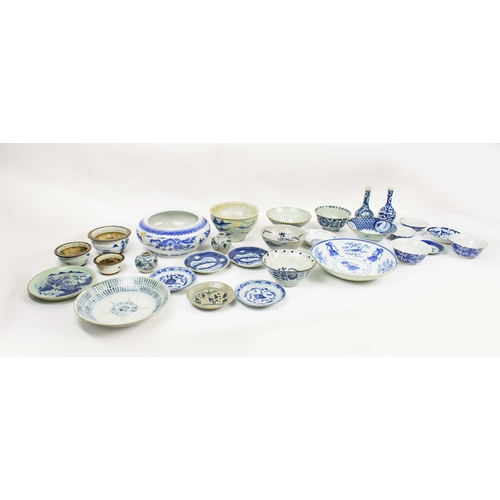 29 - A QUANTITY OF ORIENTAL BLUE AND WHITE CERAMICS, 19th/20th century. (Qty)