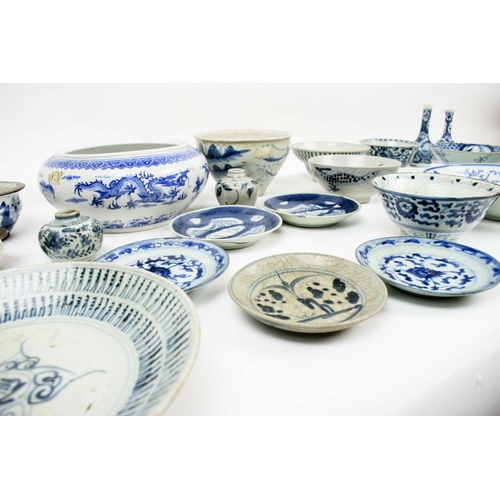 29 - A QUANTITY OF ORIENTAL BLUE AND WHITE CERAMICS, 19th/20th century. (Qty)