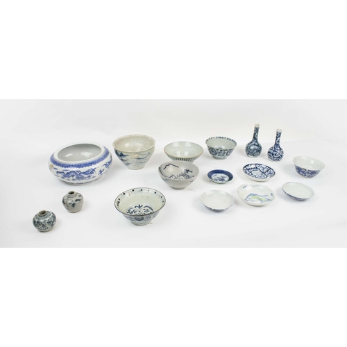 29 - A QUANTITY OF ORIENTAL BLUE AND WHITE CERAMICS, 19th/20th century. (Qty)