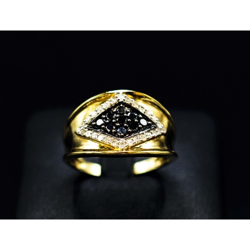 47 - YELLOW GOLD BAND SET, with black diamonds and white diamonds (0.40ct approx).