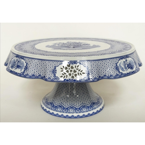 118 - BLUE AND WHITE CERAMICS, a selection, including a 'spode' footed cake stand, a large 19th century wi... 