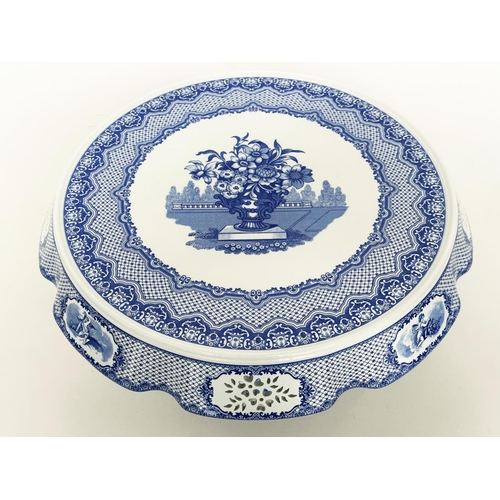 118 - BLUE AND WHITE CERAMICS, a selection, including a 'spode' footed cake stand, a large 19th century wi... 