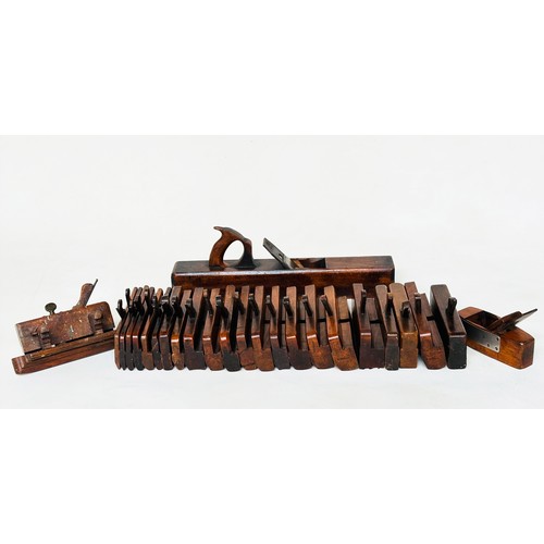 136 - MOULDING PLANES, a quantity of 19th century boxwood moulding and block planes. (25)