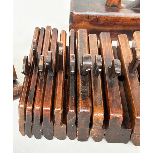 136 - MOULDING PLANES, a quantity of 19th century boxwood moulding and block planes. (25)