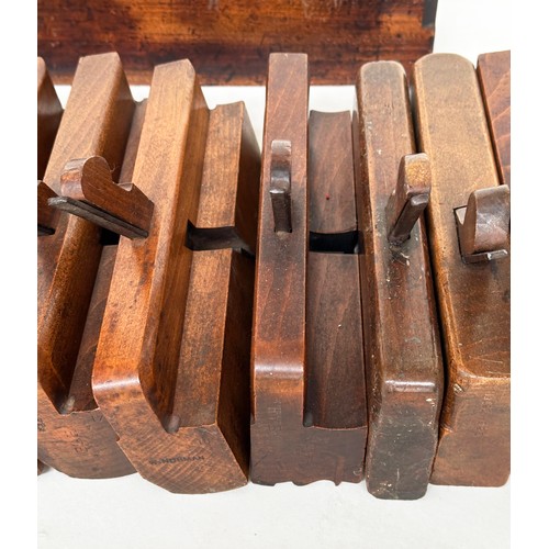 136 - MOULDING PLANES, a quantity of 19th century boxwood moulding and block planes. (25)