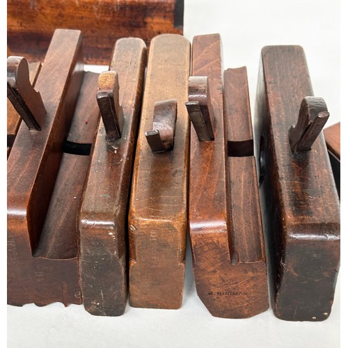 136 - MOULDING PLANES, a quantity of 19th century boxwood moulding and block planes. (25)