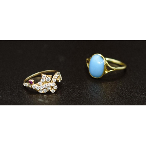 134 - AN 18CT YELLOW GOLD TURQUOISE DRESS RING, the single cabochon in a bezel set, ring size T½, together... 