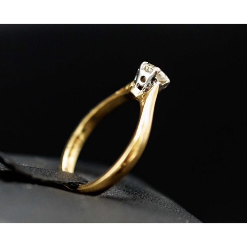 138 - AN 18CT YELLOW GOLD DIAMOND SOLITAIRE RING, the brilliant cut single stone of 0.50 carats, claw set,... 