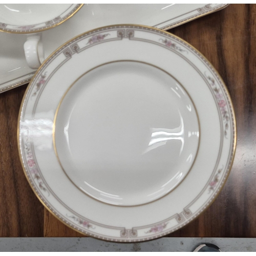 87 - WEDGWOOD COLCHESTER DINNER SERVICE, comprising 12 dinner plates, 12 salad plates, 12 bread plates, 1... 