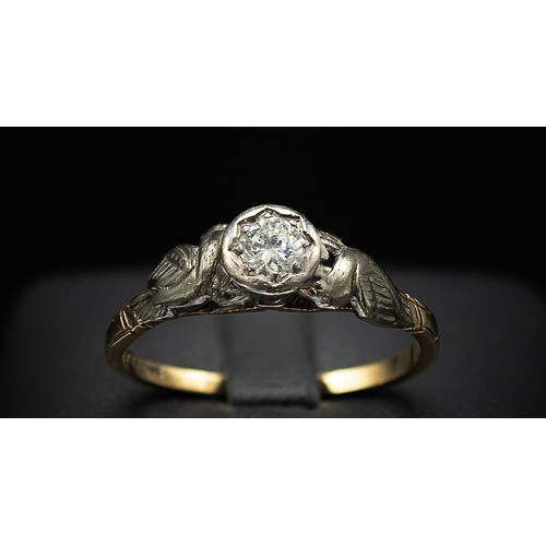 141 - AN 18CT YELLOW GOLD DIAMOND SOLITAIRE RING, the centre stone of approximately 0.25 carats, white met... 