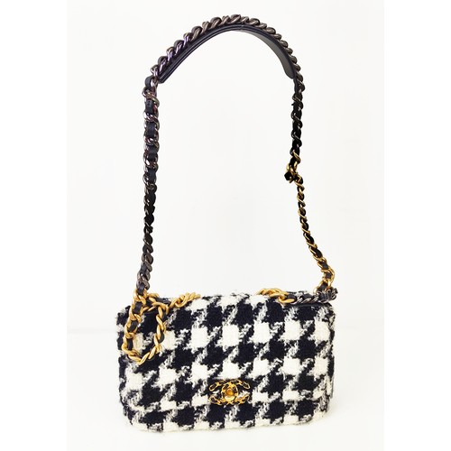 40 - CHANEL 19 BLACK AND WHITE RIBBON HOUNDSTOOTH TWEED FLAP BAG, hardware in gilt and silver metal, top ... 