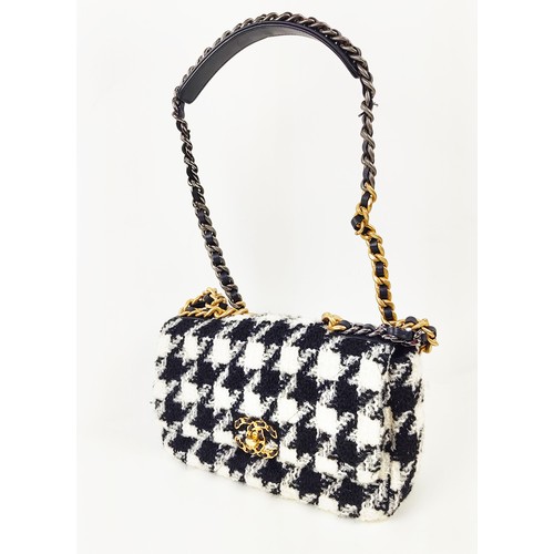 40 - CHANEL 19 BLACK AND WHITE RIBBON HOUNDSTOOTH TWEED FLAP BAG, hardware in gilt and silver metal, top ... 