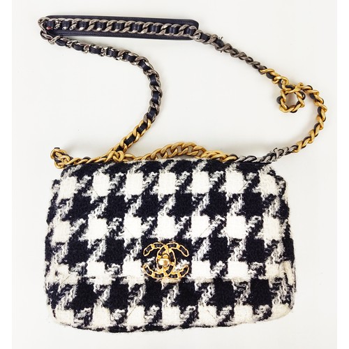 40 - CHANEL 19 BLACK AND WHITE RIBBON HOUNDSTOOTH TWEED FLAP BAG, hardware in gilt and silver metal, top ... 