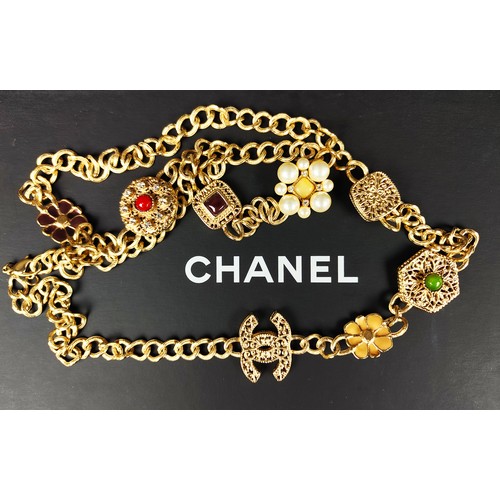 45 - ATTRIBUTED TO CHANEL NECKLACE, gold tone chain embellished by the double CC Chanel logo, enamelled s... 