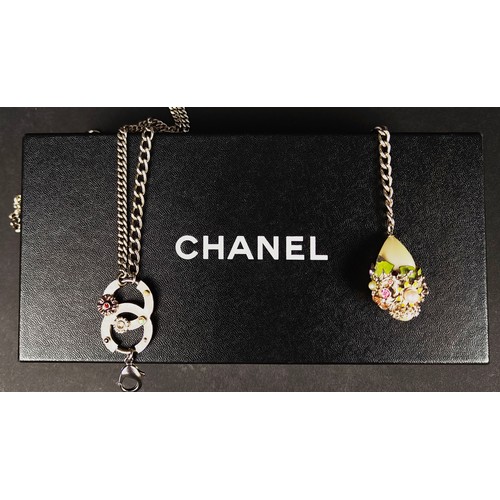 48 - CHANEL BELT/NECKLACE, with the double CC Chanel logo clasp with small faux stones and stylised flowe... 