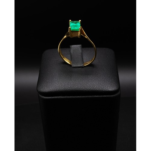 117 - AN 18CT YELLOW GOLD EMERALD DRESS RING, the emerald cut natural emerald claw set, ring size O, compl... 