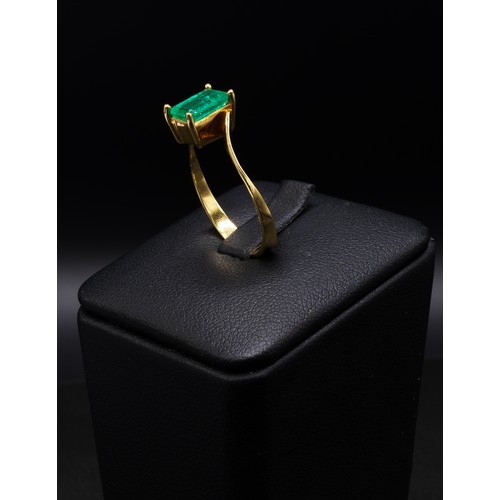 117 - AN 18CT YELLOW GOLD EMERALD DRESS RING, the emerald cut natural emerald claw set, ring size O, compl... 