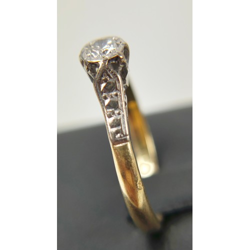 118 - AN 18CT YELLOW GOLD AND PLATINUM DIAMOND SOLITAIRE RING, the round brilliant cut diamond of approxim... 