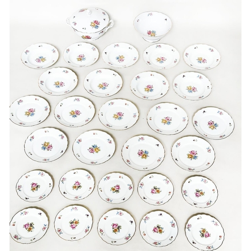 550 - RICHARD GINORI PART DINNER SERVICE, Italian porcelain including dinner, side dessert plates, vegetab... 