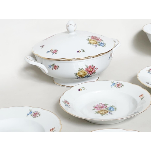 550 - RICHARD GINORI PART DINNER SERVICE, Italian porcelain including dinner, side dessert plates, vegetab... 