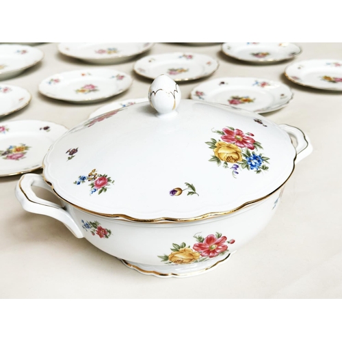 550 - RICHARD GINORI PART DINNER SERVICE, Italian porcelain including dinner, side dessert plates, vegetab... 