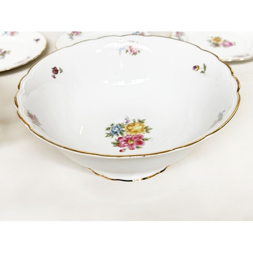 550 - RICHARD GINORI PART DINNER SERVICE, Italian porcelain including dinner, side dessert plates, vegetab... 