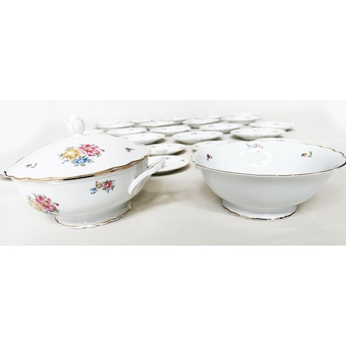 550 - RICHARD GINORI PART DINNER SERVICE, Italian porcelain including dinner, side dessert plates, vegetab... 