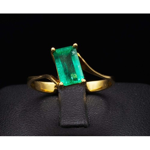 117 - AN 18CT YELLOW GOLD EMERALD DRESS RING, the emerald cut natural emerald claw set, ring size O, compl... 