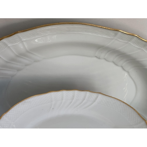 143 - GINORI DINNER SERVICE, Richard Ginori, Italy, an extensive service gold/white, including sixteen din... 