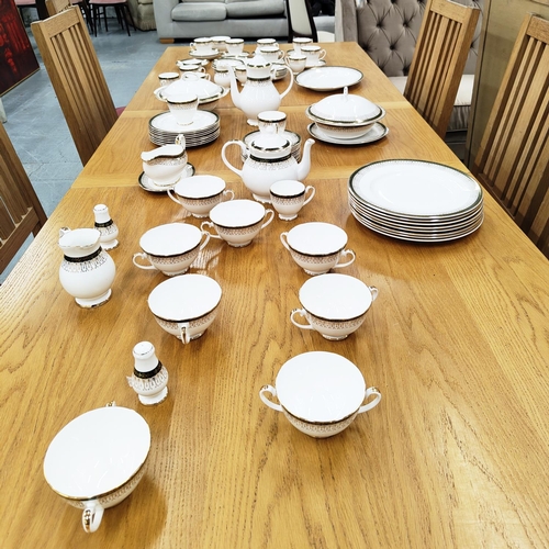 33 - A ROYAL GRAFTON 'MAJESTIC' TEA, COFFEE AND DINNER SERVICE, comprising approximately 90 pieces, inclu... 