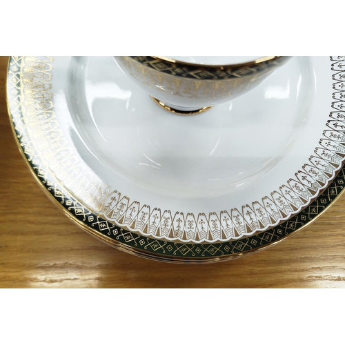 33 - A ROYAL GRAFTON 'MAJESTIC' TEA, COFFEE AND DINNER SERVICE, comprising approximately 90 pieces, inclu... 