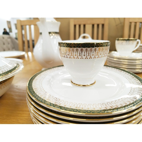 33 - A ROYAL GRAFTON 'MAJESTIC' TEA, COFFEE AND DINNER SERVICE, comprising approximately 90 pieces, inclu... 