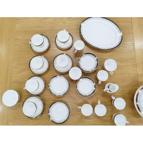 33 - A ROYAL GRAFTON 'MAJESTIC' TEA, COFFEE AND DINNER SERVICE, comprising approximately 90 pieces, inclu... 