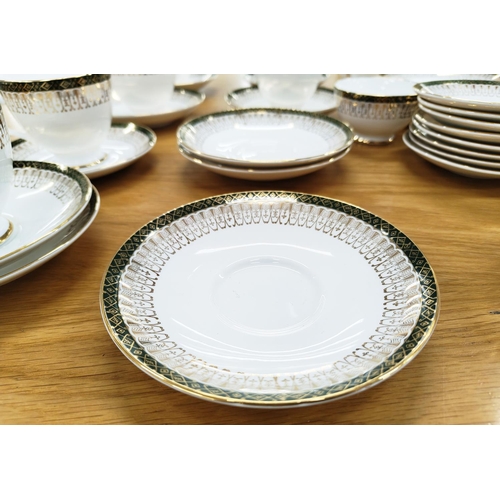 33 - A ROYAL GRAFTON 'MAJESTIC' TEA, COFFEE AND DINNER SERVICE, comprising approximately 90 pieces, inclu... 