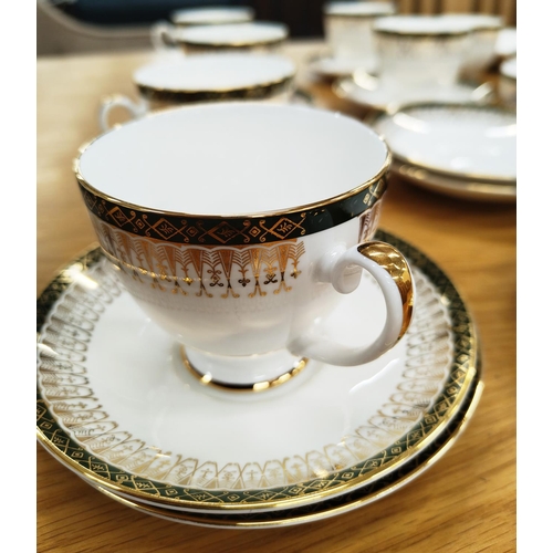 33 - A ROYAL GRAFTON 'MAJESTIC' TEA, COFFEE AND DINNER SERVICE, comprising approximately 90 pieces, inclu... 