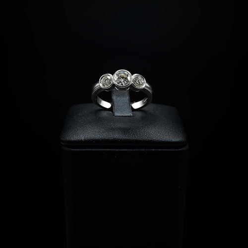 42 - CERTIFICATED 18CT WHITE GOLD 3-STONE GRADUATED DIAMOND RING, RBC diamonds 1.00ct, Cert no. WGI962413... 