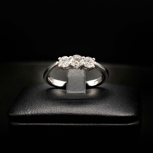 41 - GOOD QUALITY CERTIFICATED 18CT WHITE GOLD, graduated RBC diamond 3-stone ring, diamonds 0.51ct, Cert... 