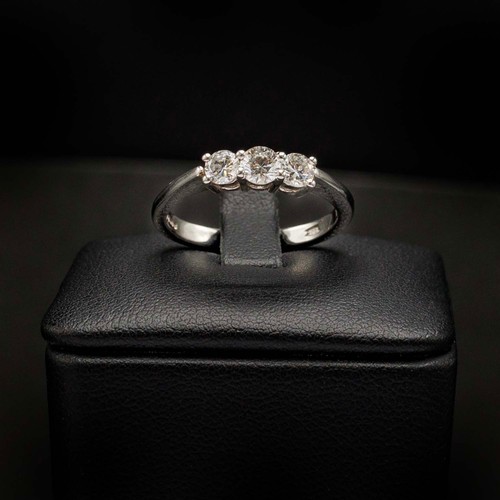 41 - GOOD QUALITY CERTIFICATED 18CT WHITE GOLD, graduated RBC diamond 3-stone ring, diamonds 0.51ct, Cert... 