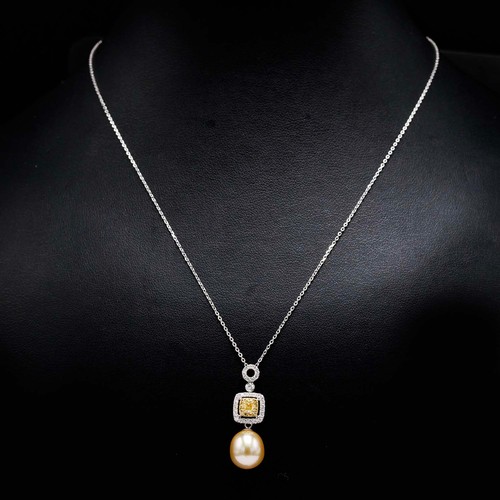 62 - 18CT WHITE GOLD NECKLACE AND PENDANT SET, with a suspended champagne cultured pearl and natural yell... 