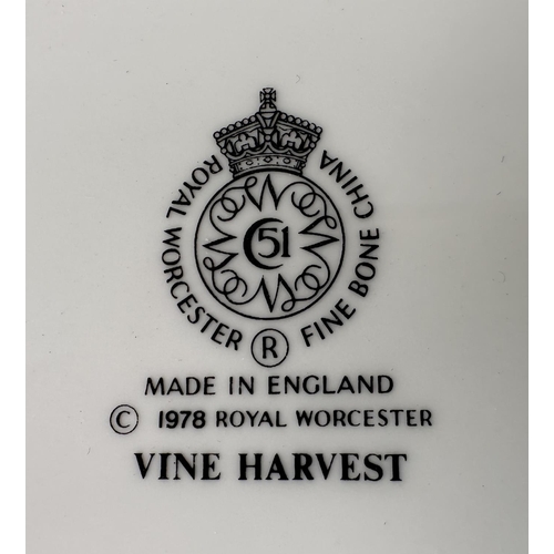 542 - DINNER SERVICE, English Fine Bone China Royal Worcester 'Vine harvest' including dinner, tea, side p... 