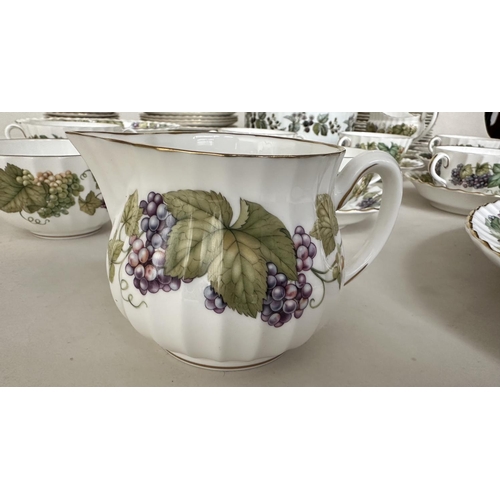 542 - DINNER SERVICE, English Fine Bone China Royal Worcester 'Vine harvest' including dinner, tea, side p... 