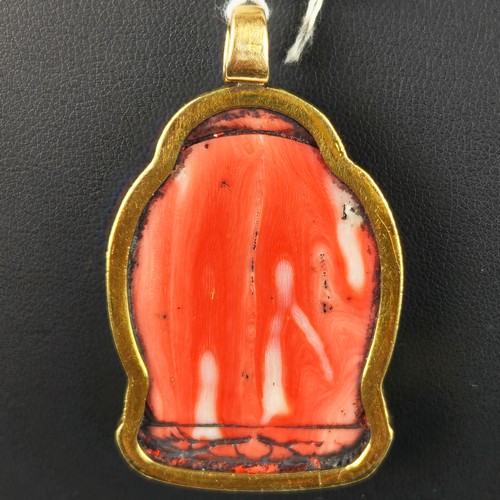 30F - AN 18CT YELLOW GOLD AND CORAL CARVED PENDANT NECKLACE, probably early 20th century, the carved coral... 