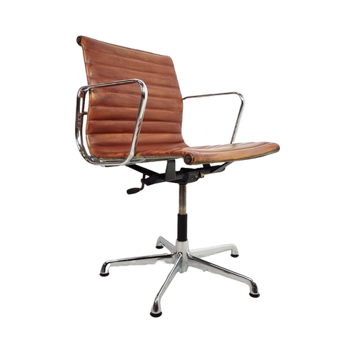 215 - AFTER CHARLES AND RAY EAMES ICF ALUMINIUM GROUP STYLE 20TH CENTURY VINTAGE CHAIR, with hand finished... 