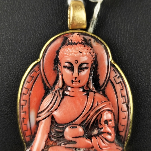 30F - AN 18CT YELLOW GOLD AND CORAL CARVED PENDANT NECKLACE, probably early 20th century, the carved coral... 