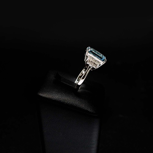 8 - AN 18CT WHITE GOLD ART DECO STYLE RING, set with an emerald-cut aquamarine and RBC diamond tiered sh... 