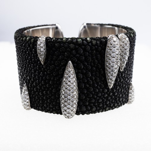 84 - AN 18CT WHITE GOLD SHAGREEN AND DIAMOND ENCRUSTED CUFF BANGLE, with torpedo shaped motifs encrusted ... 