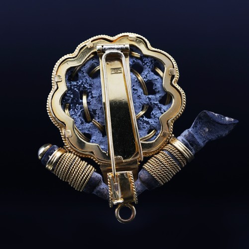 88 - VIVIANE DEBBAS, AN 18CT GOLD FRAGMENT PENDANT BROOCH, with a pierced and lobed hardstone roundel, go... 