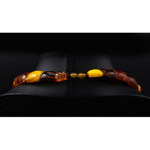 89 - A BUTTERSCOTCH AND CLEAR AMBER SINGLE STRAND BEAD NECKLACE, double strung strand, 44cm long, 83 gram... 