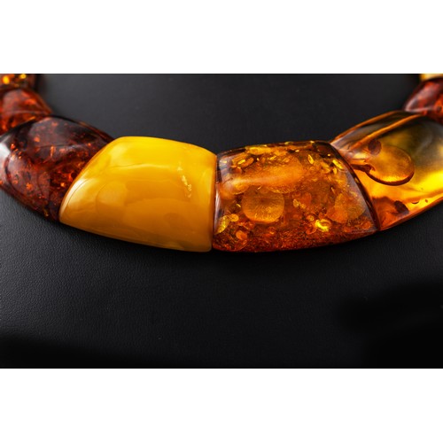 89 - A BUTTERSCOTCH AND CLEAR AMBER SINGLE STRAND BEAD NECKLACE, double strung strand, 44cm long, 83 gram... 